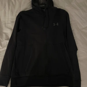 Under Armour hoodie - Snygg under armour hoodie med zip! 