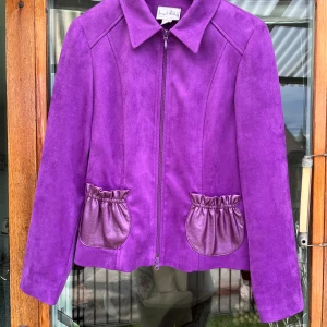 Joseph Ribkoff Jacka 38 - Otroligt fina lila Joseph Ribkoff jacka material i mocka. Har dragkedja framtill och två fickor i skinn. Jackan är i mycket gott skick och har kemtvättats.  Denna jacka är vintage och sällsynt idag. 