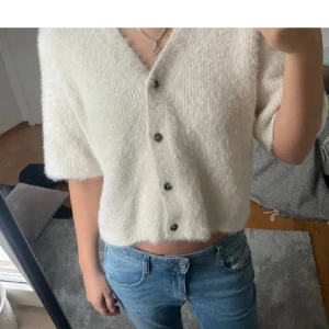 Otherstories kofta - Säljer denna super snygga kofta från otherstories 💕💕 lånad bild, skriv för egna bilder 