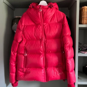 Jack1t jacka - Säljer min vinterjacka från Jack1t, storlek M. Använd två vintrar men i gott skick. Otroligt varm och mjuk jacka. Säljer den för 1000kr