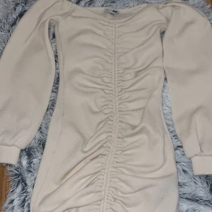 Klänning  - Man kan styra längden på klänningen och hur långt man vill ha den jätte fin stickad klänning!