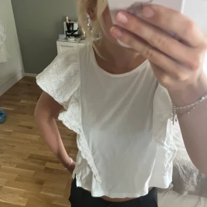 Topp - Så gullig topp/tshirt med fina detaljer 🤍 Se defekter på bild 3