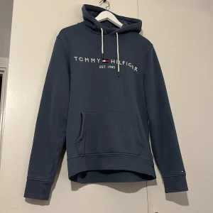 Tommy Hilfiger Hoodie M - - Tommy Hilfiger hoodie storlek M - Skick 8/10