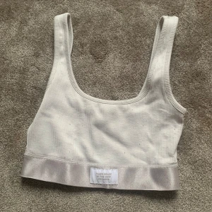 Träningstopp - Säljer denna vita toppen från Gina Tricots träningskollektion! Använd få gånger, den är lite nopprig men inget som stör 😊