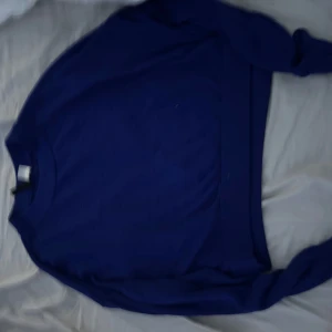 Stickad tröja - Skick: bra skick  Storlek: Xs/s Pris: 50kr Lite kroppad modell med cool färg💙