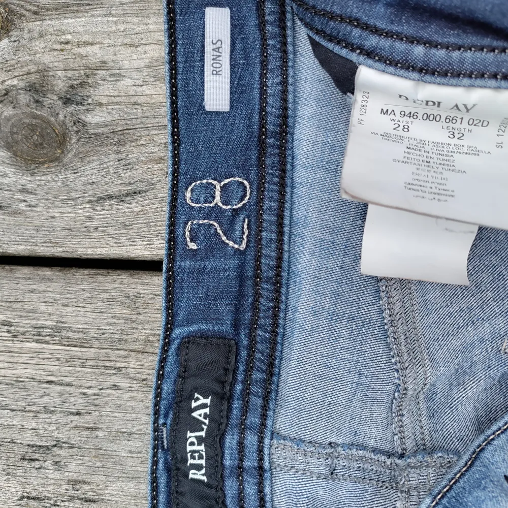 Säljer mina Replay jeans. Dem är i storlek W28 L32 modell Ronas. Dem har ett litet hål på höger knä men syns ingenting när man har på sig dem. Skriv om du har någon fundering!. Jeans & Byxor.