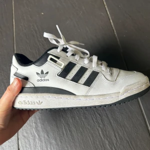 Adidas forum stl 39 - Säljer skorna då jag inte använder de längre. Kardborrbanden finns kvar om man vill ha de. Jag gör rent skorna innan de skickas.