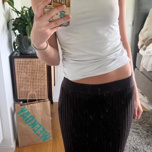 Kjol - Superfin stickad kjol från Lindex! Storlek M (jag är 175 och har storlek 36). Säljer för 70kr💓💓 Hör av er vid frågor!