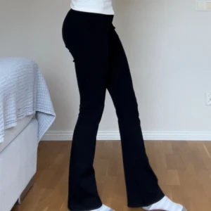 Lågmidjade kostymbyxor svarta - Lågmigjade bootcut/utsvängda stretchiga kostymbyxor från Only i bra skick, måtten: tvärsöver midjan =  35cm (stretch) Innerbenslängden = 83cm. Jag på bilden är 171cm för referens, skriv till mig om ni har någon fråga, använd gärna köp nu🫶🏻 