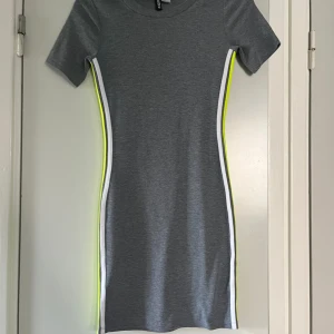 Sommarklänning  - Klänning i bra skick,stretchigt material, andvänts ett få tal gånger och säljer den då den blivit för liten på mig🤍