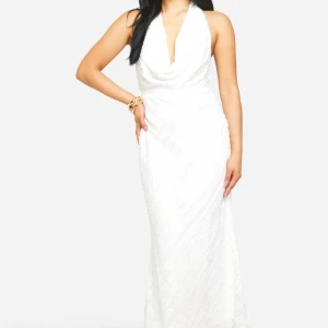 VIT KLÄNNING - Vit halterneck klänning med öppen rygg, oanvänd