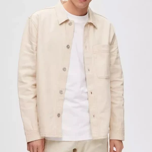 Beige overshirt - En stilren beige overshirt med knappar framtill och en bröstficka. Jackan har en normal passform och är tillverkad i ett bekvämt material.