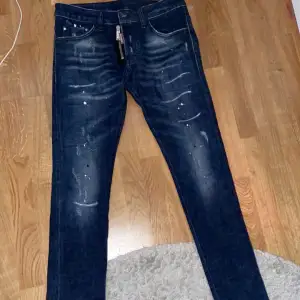 Säljer mina dsquared jeans på grund av att jag använder dom inte längre samt att dom är små på mig. Bra skick o inga skador på dom, om du är intresserad så är de bara att höra av dig