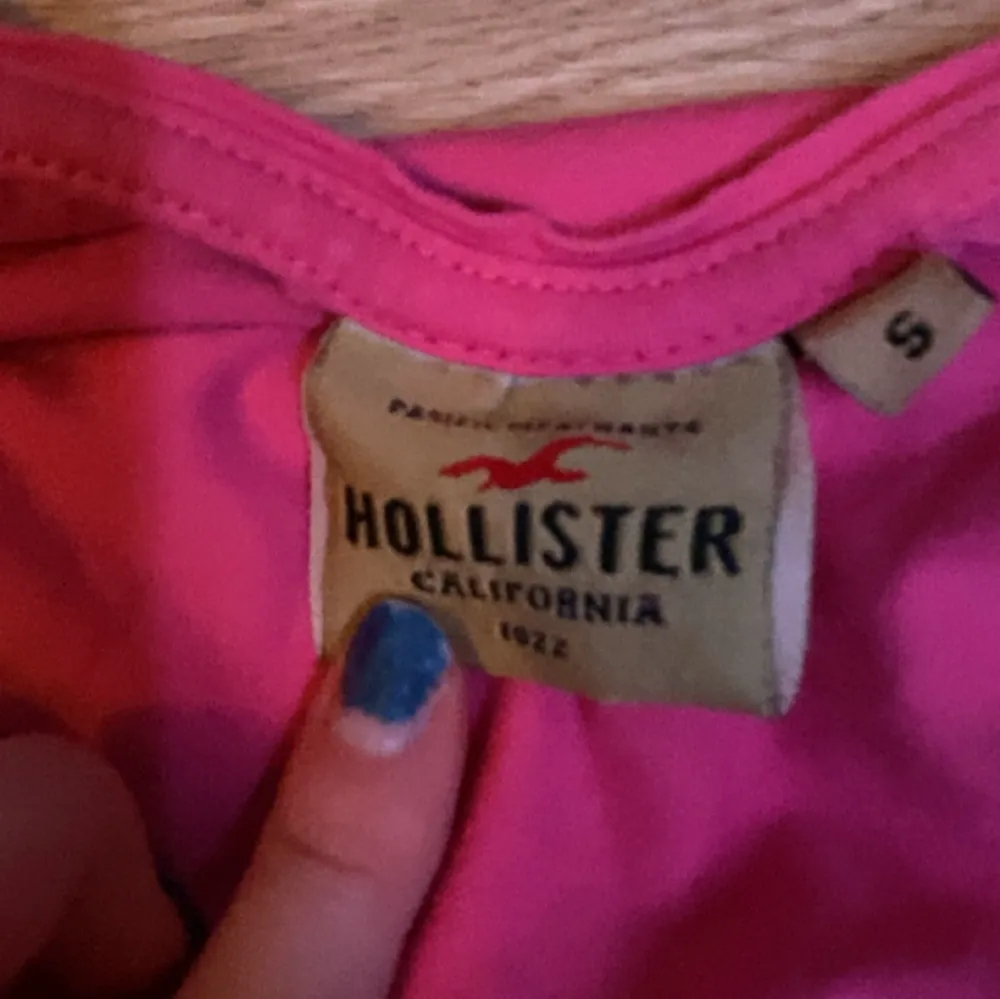 Gammal t-Shirt från Hollister i storlek S. Inga defekter.. T-shirts.