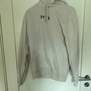 Hoodie - Vit hoodie med tryck både fram och bak från H&M
