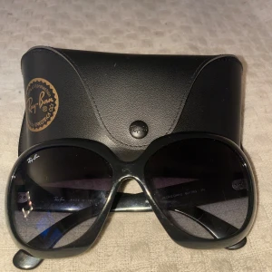 Ray Ban Solglasögon - Säljer dessa helt oanvända Ray Bans på grund av att dem inte kommer till användning efter att ha fått i present. Dem är super bra skick och inga skavanker, hör av er för mer information 💕