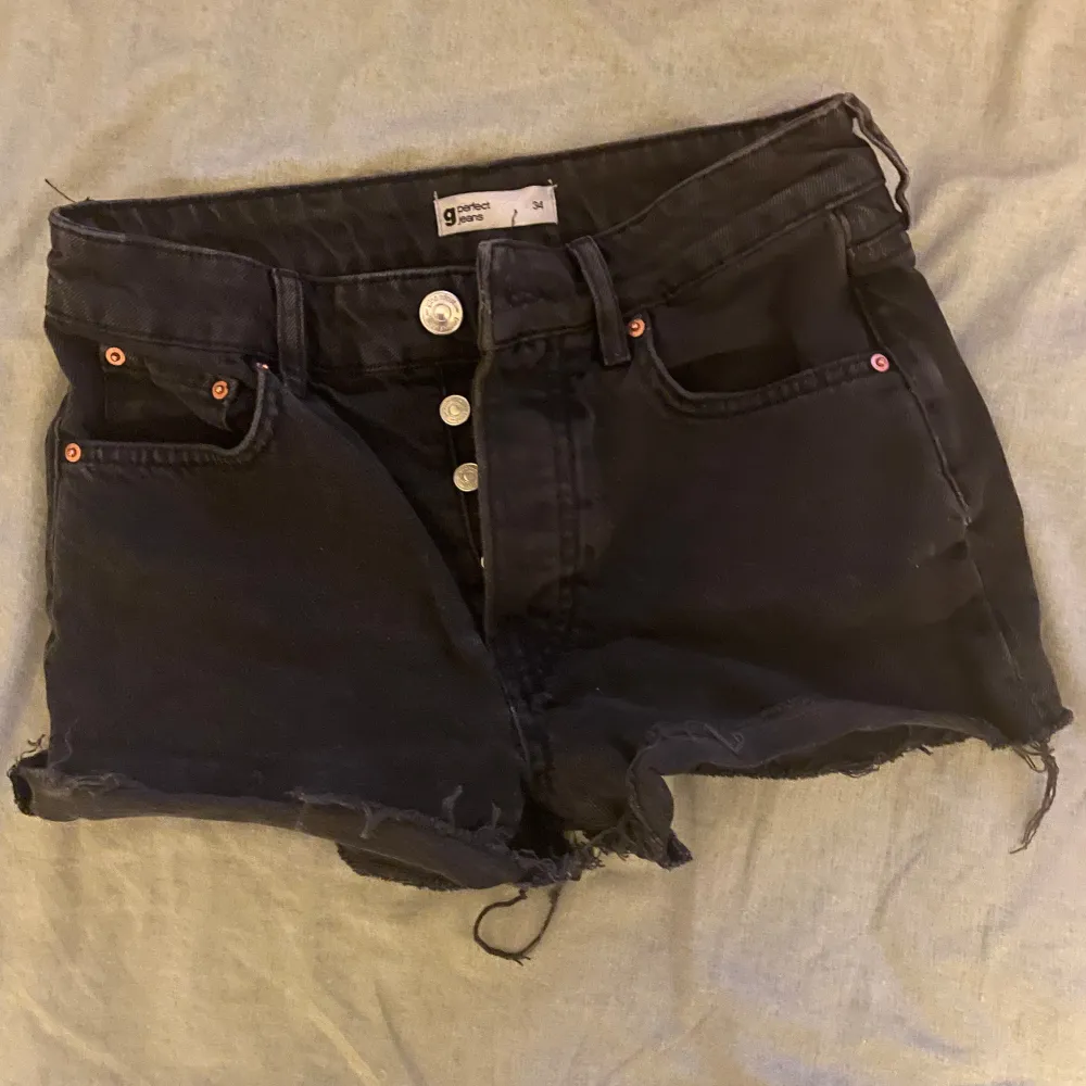 Jättefina jeansshorts som jag köpte på vinted men som inte passade mig därav kan jag inte ge bättre bilder på än som visas!!❤️. Shorts.