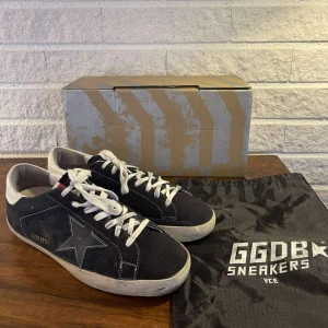 Golden goose - Riktigt snygga Golden goose i populär modell och färg. Väldigt eftertraktade! Skorna är i gott skick med inga tydliga defekter ✌️box o dustbag ingår Skriv vid frågor och funderingar!🙏