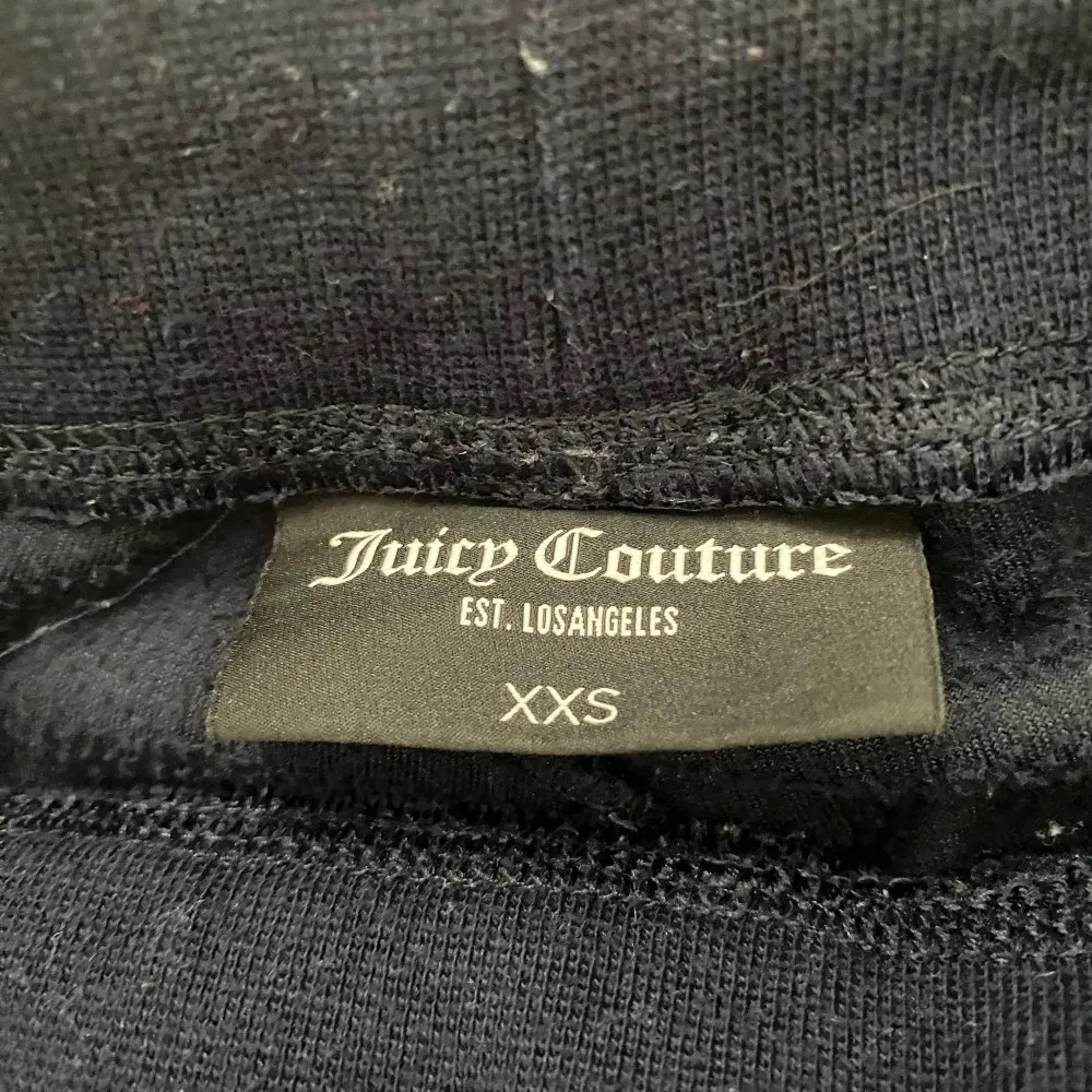 Säljer dom här jättefina mjukisbyxorna från Juicy Couture. Använda under vintern. De är lite slitet längst ner vid foten men dom är i gott skick.💗💗. Jeans & Byxor.