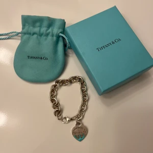 Tiffany & Co armband - Intressekoll på detta armband från Tiffany & Company. Silver och behöver putsas. Nypris ca 7000kr. Mått 17cm