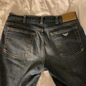 Lågmidjade Armani jeans som ej använs