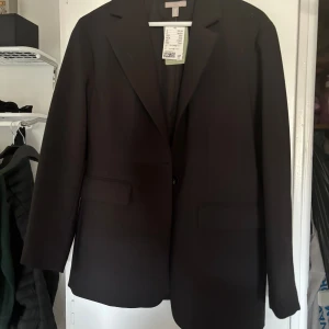 Kavaj - Helt oanvänd med prislappen kvar. Strl 40 men passar flera storlekar. Är själv M 