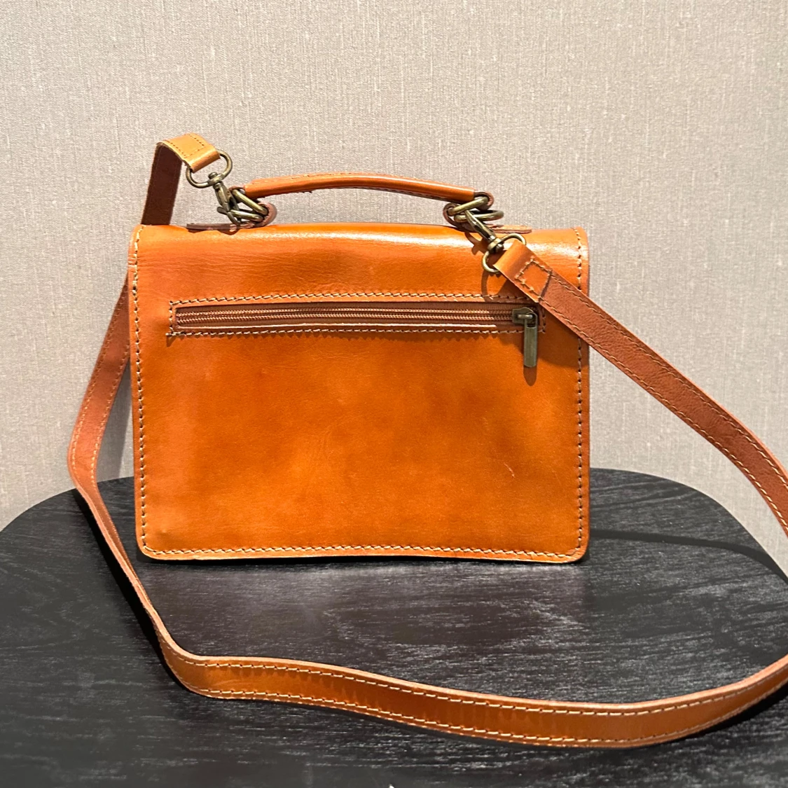 Brun retroväska i äkta skinn, Vera Pelle - 90