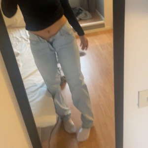 Low waist jeans - Jag säljer ett par ljusblåa low waist jeans från Gina. Säljer då de ej passar mig så bra längre🩷