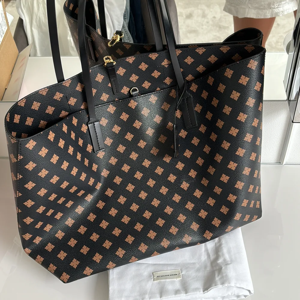 Superfin by malene birger shopper i väldigt bra skick, inga defekter eller andra skador, dustbag medföljer. Nypris 2795kr, om inga frågor är de bara att klicka på ”köp nu”❤️. Väskor.