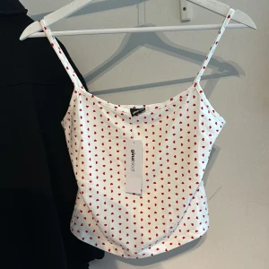 Soft pyjamas set ifrån Ginatricot  - Jätte gulligt pyjamas set ifrån Ginatricot. Aldrig använt helt nytt. Köpte för 400kr. Både toppen och shortsen är i storlek M.❤️🤍