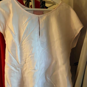 Blus - Säljer denna jättefina blus då jag inte hittar något tillfälle att använda den🥰har bara använts en gång på midsommar,Men är i fint skick🥰