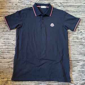 Moncler pike - En Moncler pike som är mörkblå och har inga defeketer(självklart äkta). Det är storlek M men passar även S. Priset är inte hugget i sten, om du undrar nåt är det bara att kontakta!!😇🍾