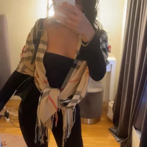 BURBERRY SJAL - Burberry sjal, använd  7/10 Klassar upp din outfit lite, väldigt fin👍🏼💗Pris kan diskuteras vid snabb affär 