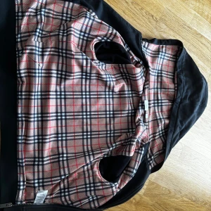 Burberry hoodie - Ja e 175 å den passar bra , men tagen säger 180. Den e køppia