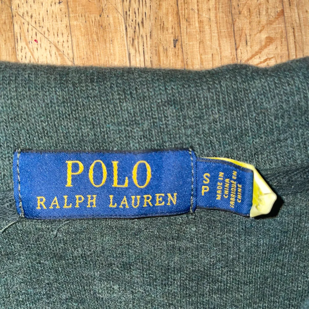 säljer min ralph lauren halfzip som blivit för liten. köptes förra året och har knappt använts. storlek S pris kan diskuteras . Tröjor & Koftor.