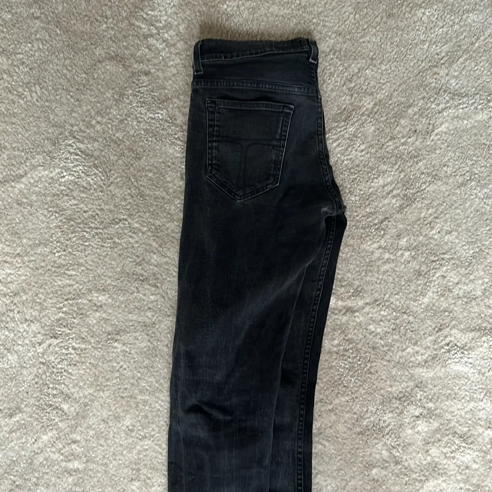 Ett par tiger of Sweden jeans som är för små för mig, storlek 31/32(se bild) Kontakta vid minsta fundering💯🔥. Jeans & Byxor.