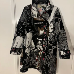 Kappa/Jacka - Kappa/jacka ifrån desigual, använd tre gånger och är då i mycket bra skick. Priset kan diskuteras💗