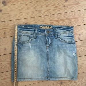 Lågmidjade jeanskjol - Säljer denna jättesnygga lågmidjade jeanskjolen💞