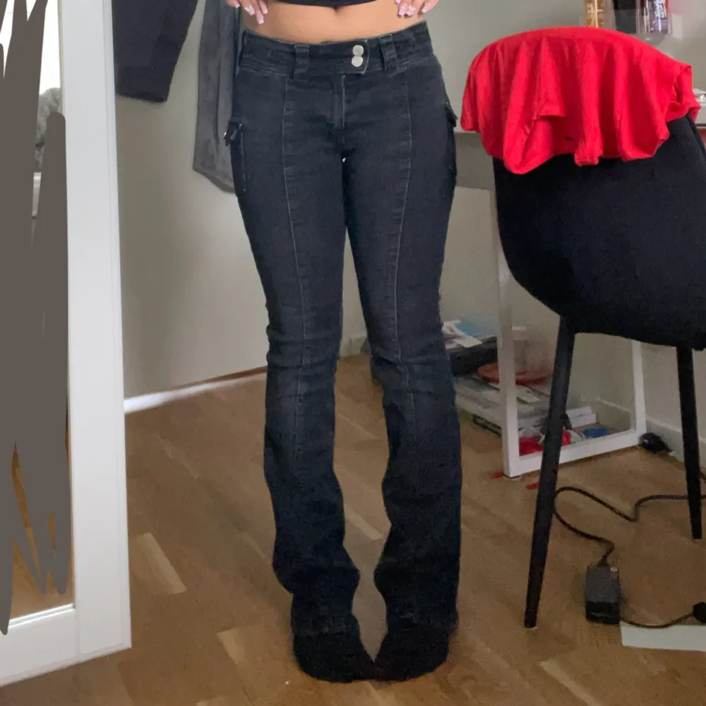 Low waist svarta jeans med fickor på sidan. Inga fickor bak. Super fina men använder inte! Köpta på HM barn!. Jeans & Byxor.