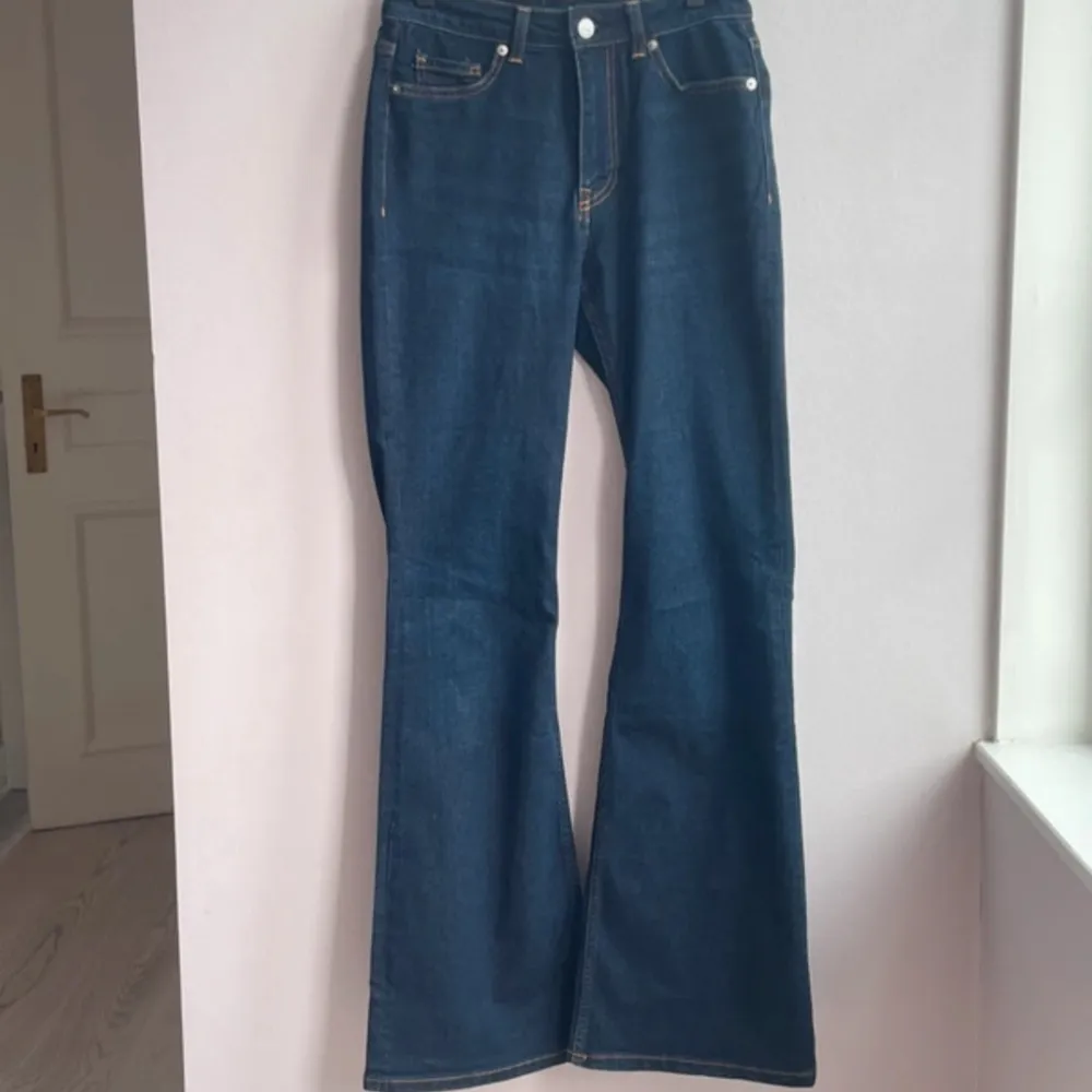 Aldrig använda mörkblåa jeans från H&M. Mid/high rise och stretchiga. . Farkut & Housut.