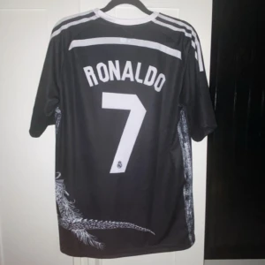 Real Madrid t shirt  - Helt ny oanvänd bara testad tar emot byten!!!