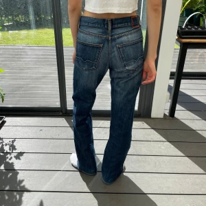 Mörkblå low waist jeans - Storlek: W30 L32, sitter lågmidjat på mig som vanligtvis har 34. Jag är 173cm lång. Innerbenslängd: 79 cm Tveka inte att skriva vid frågor/funderingar❤️! Köpare står för frakt. Snabb köp prioriteras, kan tänka mig sänka priset vid snabbt köp☺️
