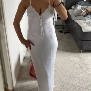 Zara klänning - Jättefin midiklänning från zara, oanvänd men hann ta bort lappar innan jag provade🤍är 161 och går ner till mina anklar ish🤍🤍