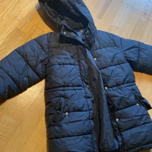 Jacka - Barnjacka jättefin och är asbra för vinter Nyskick!🩷🙌
