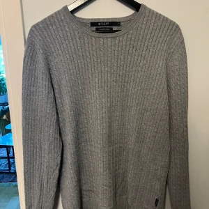 Tiger of Sweden tröja - Säljer nu min Tiger of Sweden kabelstickade kofta för att den inte passar längre. Fint skick. 