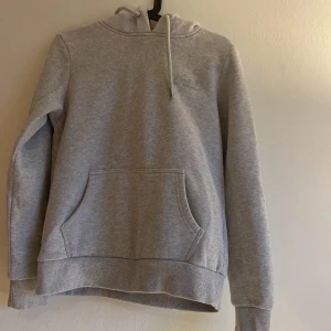 Hoodie - Jättemysig tröja för vinter är tjock och har inga skador