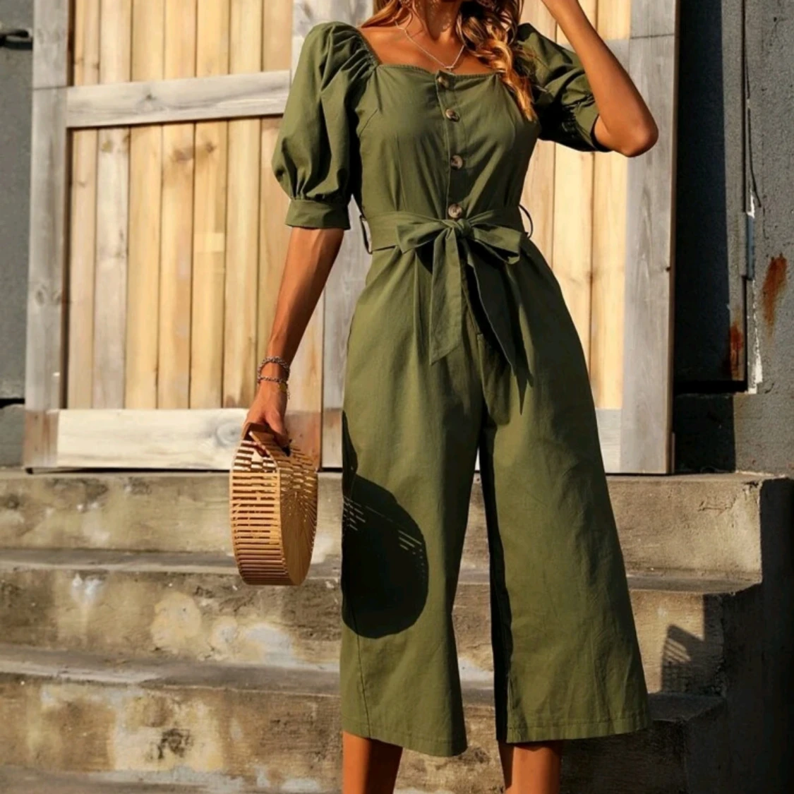 Grön klänning med knappar och bälte - 92