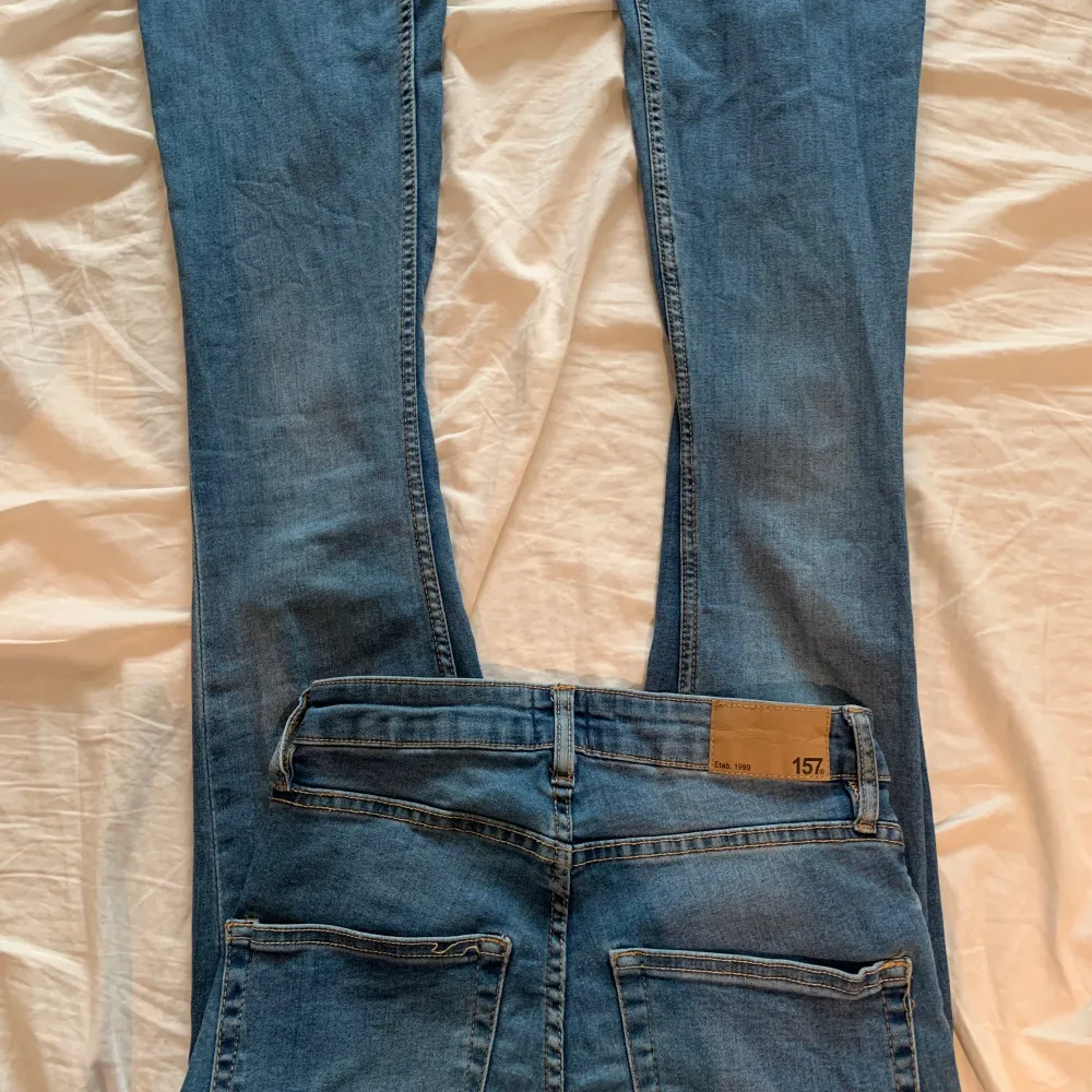 Blåa jeans från lager 157 i storlek S har likadana i svart som finns att köpa på min profil💗 har använts några gånger har därför en defekt på vänstra bakfickan men går nog att fixa❣️. Jeans & Byxor.