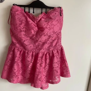 Snygg ärmlös topp  - Supersöt rosa topp i spets utan band från Gina Tricot. Den har ett innertyg och ett ett paljett tyg utanpå. Superfint skick. Vid höften går tröjan in så det blir en liten volang👌Stl S men passar XS 
