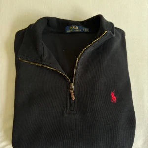 Ralph Lauren Halvzip, svart - Tjena! Säljer min raffe halvzip. Inga defekter. Okej skick. Riktigt fet, och perfekt till en sommarkväll. Vid frågor kontakta gärna! Säljs då den inte används.
